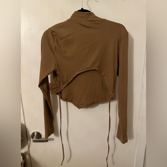 Backless Tie Crop Top - Picture 3 of 3